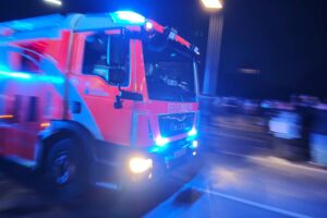 Brennende Autos in Wuppertal, Feuerwehr im Einsatz, beschädigte Häuser, nächtlicher Einsatz.
