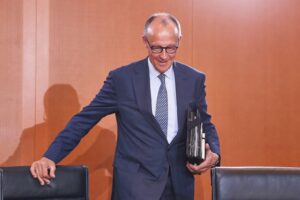 Friedrich Merz im Gespräch mit SPD-Fraktion, Symbol für Zusammenarbeit und politische Herausforderungen.