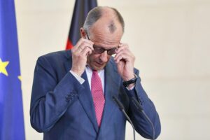Friedrich Merz spricht über transatlantische Beziehungen und kritisiert die US-Iran-Strategie.