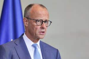 Friedrich Merz kritisiert USA im Iran-Konflikt, Spannung mit Donald Trump inszeniert.