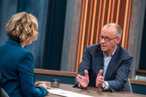 Caren Miosga und Friedrich Merz diskutieren über Rentenpolitik und Kommunikation im Fernsehen.