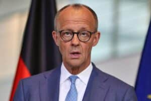 Friedrich Merz verurteilt russische Angriffe auf die Ukraine, unterstützt Verhandlungen für Frieden.