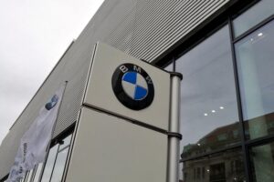 BMW-Logo, strategische Planung, Digitalisierung, Produktionsnetzwerk, neue Führungskräfte, humanoide Roboter.