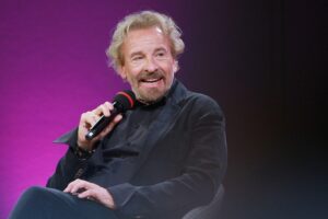 Michelle Hunziker umarmt Thomas Gottschalk, teilt Erinnerungen und zeigt emotionale Verbundenheit.