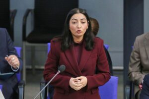 Reem Alabali Radovan diskutiert internationale Entwicklungspolitik und globale Herausforderungen in Berlin.