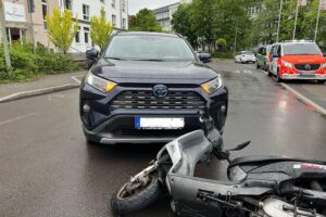 Mopedfahrer nach Unfall mit Toyota schwer verletzt, Polizei ermittelt. Unfallstelle in Bergneustadt.