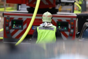 Unfallstelle mit Motorrad, verletztem Fahrer und Einsatzkräften der Feuerwehr in Mainz.