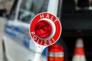 Polizei kontrolliert Geschwindigkeitsüberschreitungen auf Landstraße und Bundesstraße, viele Verstöße durch Motorradfahrer.