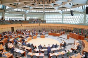 Sitzung im NRW-Landtag: Politiker diskutieren über unpünktliche Antworten der Landesregierung auf Anfragen.
