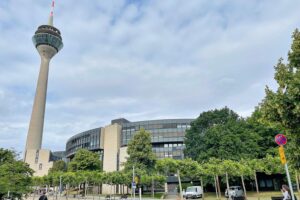 Illustration der nordrhein-westfälischen Landesregierung mit Symbolen für Bürokratieabbau und Modernisierung.