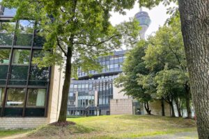 Düsseldorfer Landtag mit japanischen Flaggen, symbolisch für wirtschaftliche Zusammenarbeit in der Kreislaufwirtschaft.