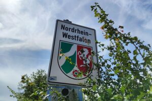 NRW-Landesschild vor dem EAC, Symbol für Industrietag Raumfahrt und Innovation in Nordrhein-Westfalen.