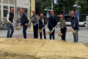 Spatenstich für die Neugestaltung der Ludwigstraße in Neu-Ulm, symbolischer Beginn der Innenstadtentwicklung.