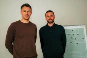 Sören Gonther und Niklas Kreuzer im Austausch, symbolisieren Zusammenarbeit in Dynamos Scouting-Abteilung.