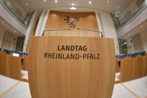 Nina Weise als neue Regierungssprecherin von Rheinland-Pfalz, Ministerpräsident Schnieder im Fokus.