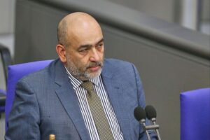 Omid Nouripour diskutiert Wahlterminbündelung und ständige Wahlkämpfe in Deutschland.