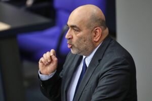 Omid Nouripour kritisiert Bundesregierung, fordert aktive Iran-Politik und europäische Initiativen.
