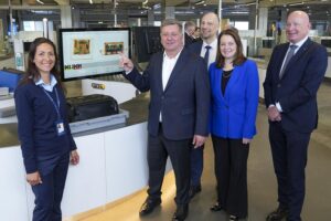 Eröffnung der neuen CT-Fluggastkontrolle am Flughafen Nürnberg mit Minister und Regierungsvertretern.