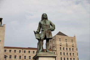 Händel-Denkmal vor Rathaus in Halle, symbolisiert kulturelle Verantwortung und finanzielle Herausforderungen der Städte.