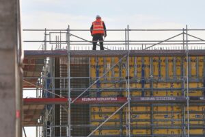 Bauarbeiter auf einer Baustelle, symbolisierend für den stockenden Neubau und Wohnungsbaubedarf in Deutschland.