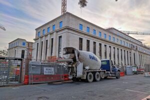 Baustelle am Sitz der Federal Reserve symbolisiert den Wandel und Herausforderungen für die US-Notenbank.