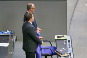 Lars Klingbeil und Friedrich Merz diskutieren über drängende Reformen in Deutschland.