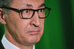 Cem Özdemir diskutiert Bürokratieabbau und politische Zusammenarbeit mit anderen Landesregierungen.
