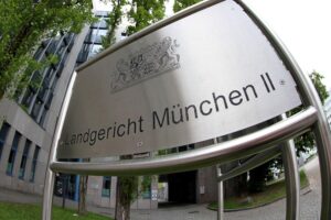 Gerichtsurteil zur Unterbringung eines Täters wegen Schuldunfähigkeit nach tödlicher Autoattacke.