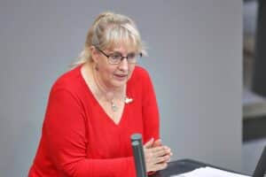 Politiker diskutieren Gesetz zur Aussetzung der Diätenerhöhung in Bundestagssitzung.