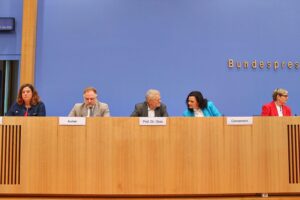 Ein diskutierendes Parlament, symbolisierende Hände, Organspende, Widerspruchsregelung, medizinische Ethik und Patientenhilfe.