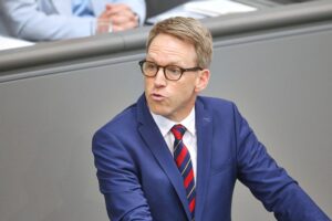 Marc Henrichmann spricht über Verfassungsschutz und AfD, betont Informationssicherheit und demokratische Mechanismen.