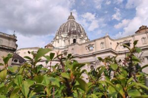 Petersdom mit Papst Leo XIV., der die Kontrolle über KI und Ethik thematisiert.