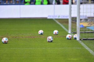 Fußbälle, angespannte Spieler, Spannung eines Champions-League-Finales, PSG vs. Arsenal, Elfmeterentscheid.