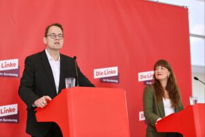 Zwei Politiker präsentieren Umfrageergebnisse, die die aktuellen Kräfteverhältnisse in Deutschland zeigen.