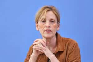 Karin Prien spricht über Demokratiebildung und Extremismusprävention beim Programm "Demokratie leben".