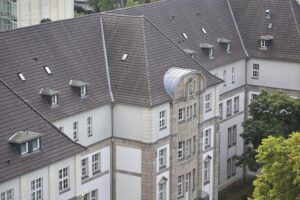 Kinder, die spielerisch mit KI-Lernmaterialien interagieren, in einem kreativen Bildungsumfeld.