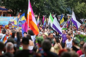 Bunte Parade mit Menschen, die für Rechte und Gleichstellung queerer Personen demonstrieren.