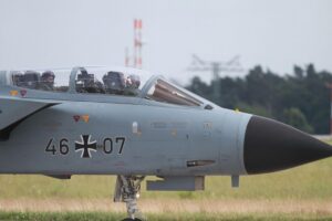 Tornado-Kampfjet im Flug, symbolisiert europäische militärische Eigenständigkeit und Sicherheitsdiskussion.