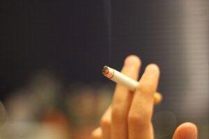 Jugendliche rauchen und vapern vermehrt; Warnsignal für Gesundheitsschutz und Regulierungsbedarf.