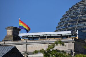 Regenbogenflaggen wehen am Reichstag in Berlin zum Internationalen Tag gegen Diskriminierung.