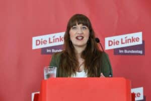 Heidi Reichinnek kritisiert Koalition: „Nett löst keine Probleme, Proteste nötig“.