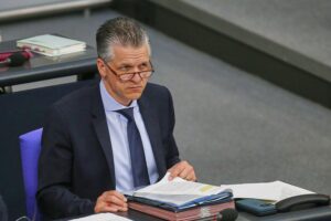 Thorsten Frei diskutiert Rentenreform bei der Presseschalte; Hintergrund: politische Debatten und Generationengerechtigkeit.
