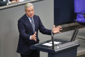 Norbert Röttgen äußert Kritik an Trump: Waffenruhe bleibt bedeutungslos im Ukraine-Konflikt.