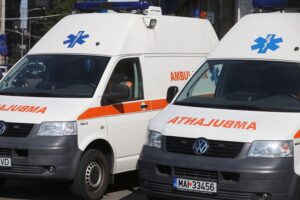 Drohne trifft Hochhaus in Galati, verletzt zwei Personen und löst Feuer aus.