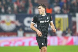 Aston Villa jubelt nach Europa-League-Sieg über Freiburg mit 3:0 in Istanbul.