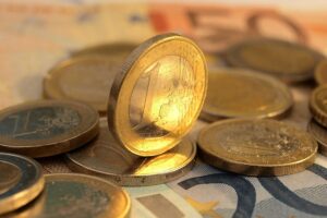 Euromünzen symbolisieren finanzielle Themen, passend zur Diskussion um Pflegebeiträge und soziale Verantwortung.