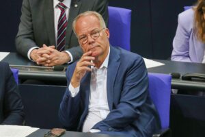 Matthias Miersch diskutiert Steuererhöhungen zur Entlastung von Geringverdienern in Berlin.