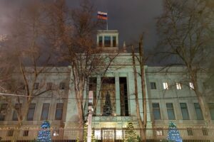 Russische Botschaft in Berlin, Symbol für diplomatische Spannungen und geforderte Konsequenzen nach Angriffen.