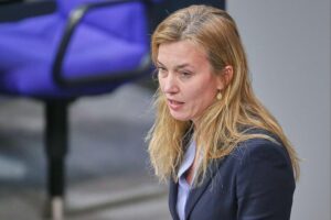 Siemtje Möller bei Pressekonferenz, kritisiert US-Truppenabzug und betont die Sicherheitslage in Europa.
