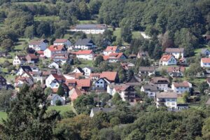 Ein Bild von Wohnhäusern, das Sicherheit und Altersvorsorge symbolisiert, wäre passend.